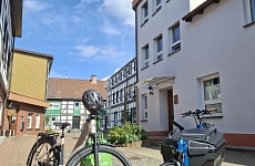 2026 das neue E-Bike der Verwaltung neben dem Lastenrad, das seit 2025 für Dienstgänge zur Verfügung steht