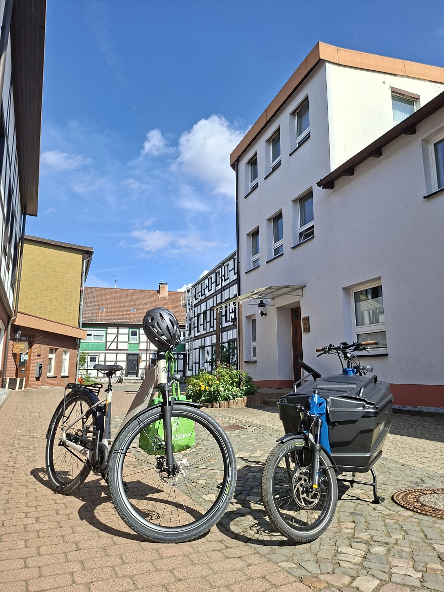 2026 neues E-Bike für Verwaltung 2026 das neue E-Bike der Verwaltung neben dem Lastenrad, das seit 2025 für Dienstgänge zur Verfügung steht © Stadt Herzberg am Harz