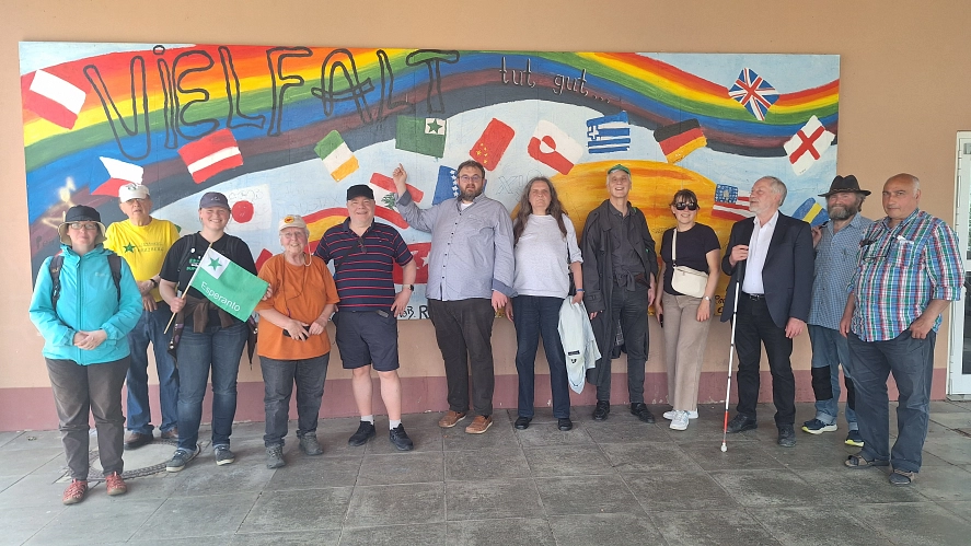 Aktive des D.E.B. beim Esperanto-Stadtrundgang stehen vor einem Wandgemälde zum Thema Vielfalt an der Oberschule Herzberg&nbsp;&copy;&nbsp;Deutscher Esperanto-Bund e.V.
