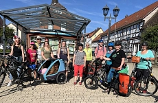Aktive Radelnde in Herzberg am Harz Aktive Radelnde in Herzberg am Harz stehen mit ihren Fahrrädern auf dem Marktplatz.