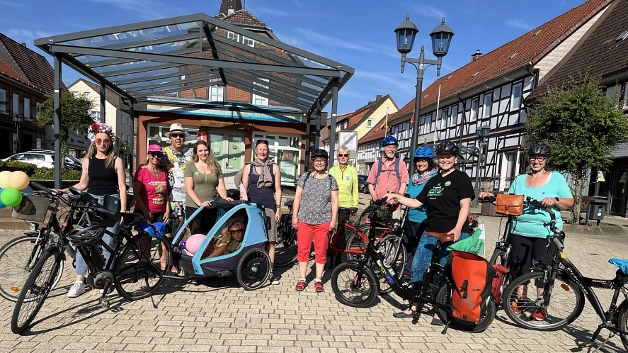 Aktive Radelnde in Herzberg am Harz stehen mit ihren Fahrrädern auf dem Marktplatz.&nbsp;&copy;&nbsp;Stadt Herzberg am Harz