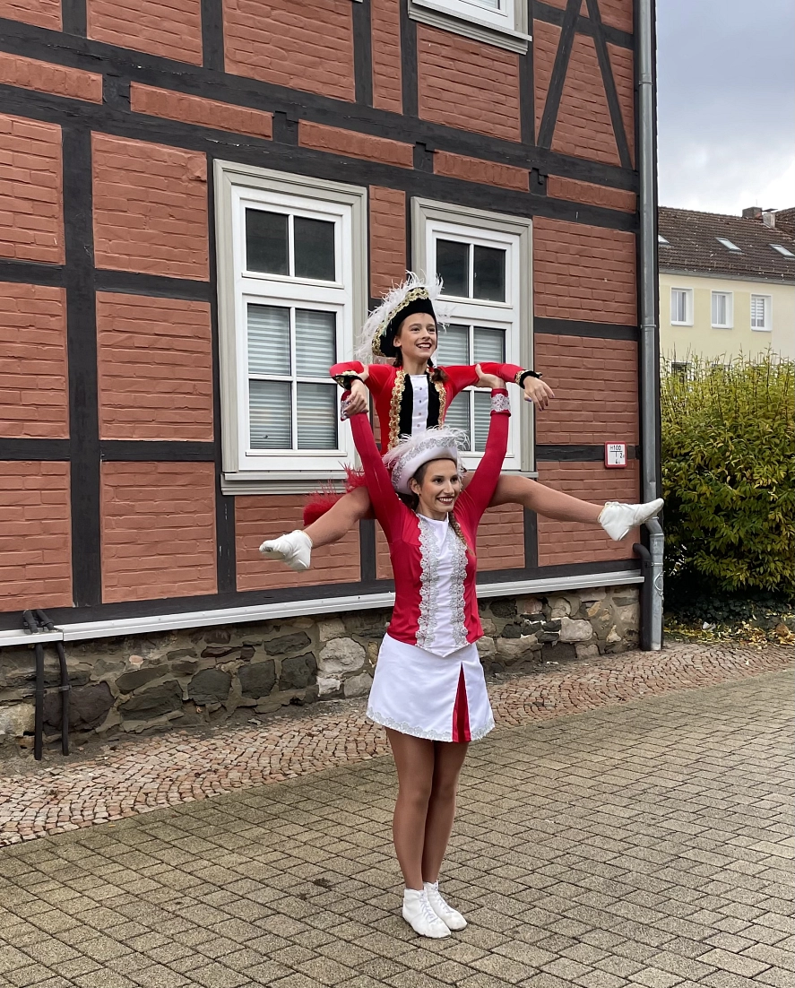 Mit Musik, Tanz und bester Laune zogen die Närrinnen und Narren des PCC zum Rathaus, um den Bürgermeister und die Verwaltung symbolisch zu entmachten.&nbsp;&copy;&nbsp;Stadt Herzberg am Harz