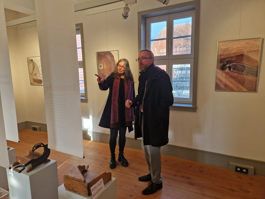 Christopher Wagner, besuchte jüngst mit Frau Astrid Vettel, Museumsberaterin vom Landschaftsverband Südniedersachsen, die Ausstellung und konnte persönlich Einblicke in die kreative und vielfältige Gestaltung der Brotkunst gewinnen. Christopher Wagner, besuchte jüngst mit Frau Astrid Vettel, Museumsberaterin vom Landschaftsverband Südniedersachsen, die Ausstellung und konnte persönlich Einblicke in die kreative und vielfältige Gestaltung der Brotkunst gewinnen. © Stadt Herzberg am Harz