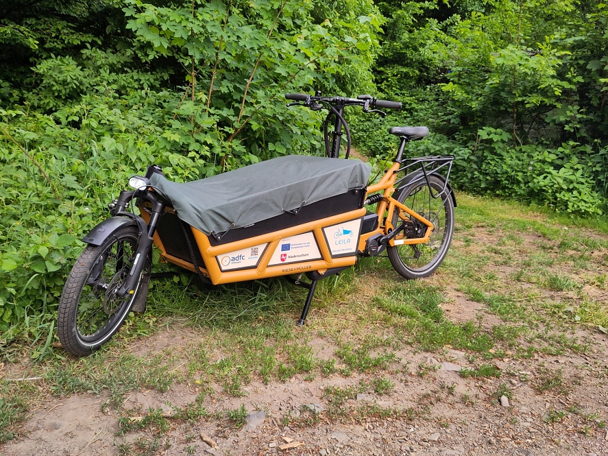 Das E-Lastenfahrrad Hamster kann zur kostenlosen Nutzung im Alltag im Bürgerbüro ausgeliehen werden Die Stadt Herzberg am Harz bietet ab sofort ein E-Lastenfahrrad zur kostenlosen Nutzung im Alltag an. Ob die Kinder in den Kindergarten, der Wocheneinkauf mit dem Fahrrad oder die Familienradtour am Wochenende. Die Stadt Herzberg macht es möglich und stellt ein kostenloses Fahrrad zur Verfügung. © Stadt Herzberg am Harz
