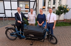 Das neue VIA-Lastenrad v.l.n.r. Bürgermeister Christopher Wagner, Jürgen Menge (VfU), Klimaschutzmanagerin Michaela Stegmaier, Frank Uhlenhaut (Harz Energie)