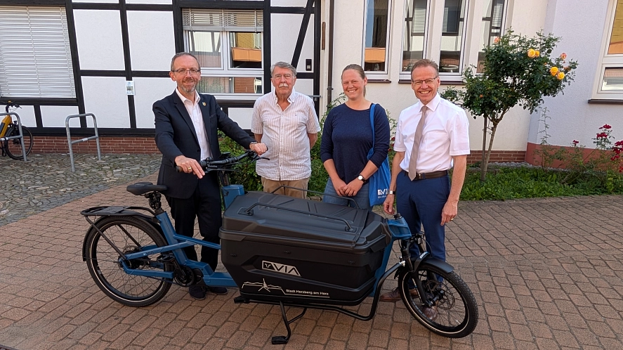 Das neue VIA-Lastenrad v.l.n.r. Bürgermeister Christopher Wagner, Jürgen Menge (VfU), Klimaschutzmanagerin Michaela Stegmaier, Frank Uhlenhaut (Harz Energie) © Stadt Herzberg am Harz