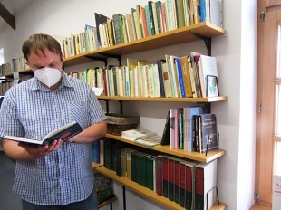 Ein interessierter Sprachstudent in der Stadtbücherei Herzberg&nbsp;&copy;&nbsp;Esperantogesellschaft Südharz