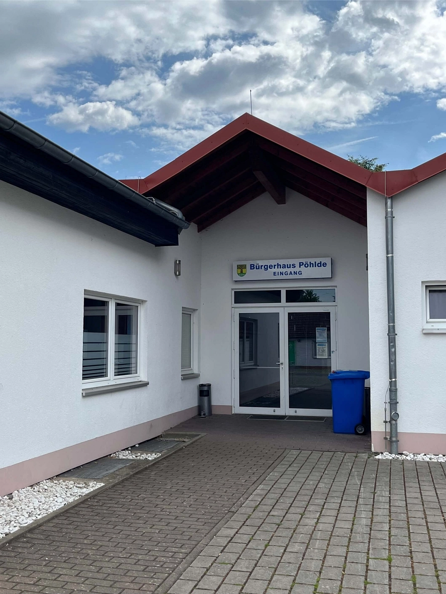 Eingang Bürgerhaus Pöhlde Das Bürgerhaus Pöhlde ist eine Versammlungsstätte im Sinne der Niedersächsischen Versammlungsstättenverordnung (NVStättVO). Die Barrierefreiheit ist durch den ebenerdigen Eingang gegeben. © Stadt Herzberg am Harz