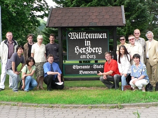 Einweihung des Zusatzschildes "Esperanto Stadt benvenon" Ende Juni 2008 Einweihung des Zusatzschildes "Esperanto Stadt benvenon" Ende Juni 2008 © Paul Beier