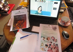 Esperanto-Online: "Teo - Amo - Mondo" (Tee - Liebe - Welt) eine Moderatorin des chinesischen Rundkfunks zu sehen. "Teo - Amo - Mondo" (Tee - Liebe - Welt) Chat mit einer Moderatorin des chinesischen Rundkfunks © Esperantogesellschaft Südharz