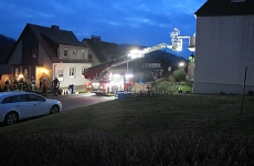 Feuerwehr unterstützt Rettungsdienst mit Drehleiter