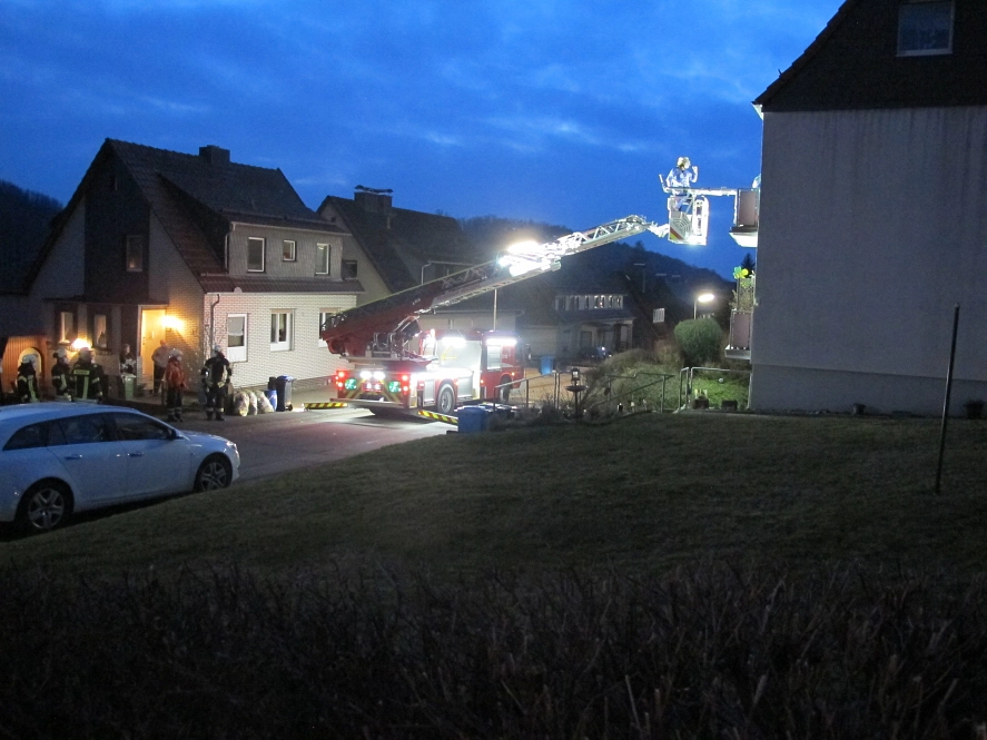 Feuerwehr unterstützt Rettungsdienst mit Drehleiter&nbsp;&copy;&nbsp;Kreisfeuerwehrverband Osterode am Harz e.V.
