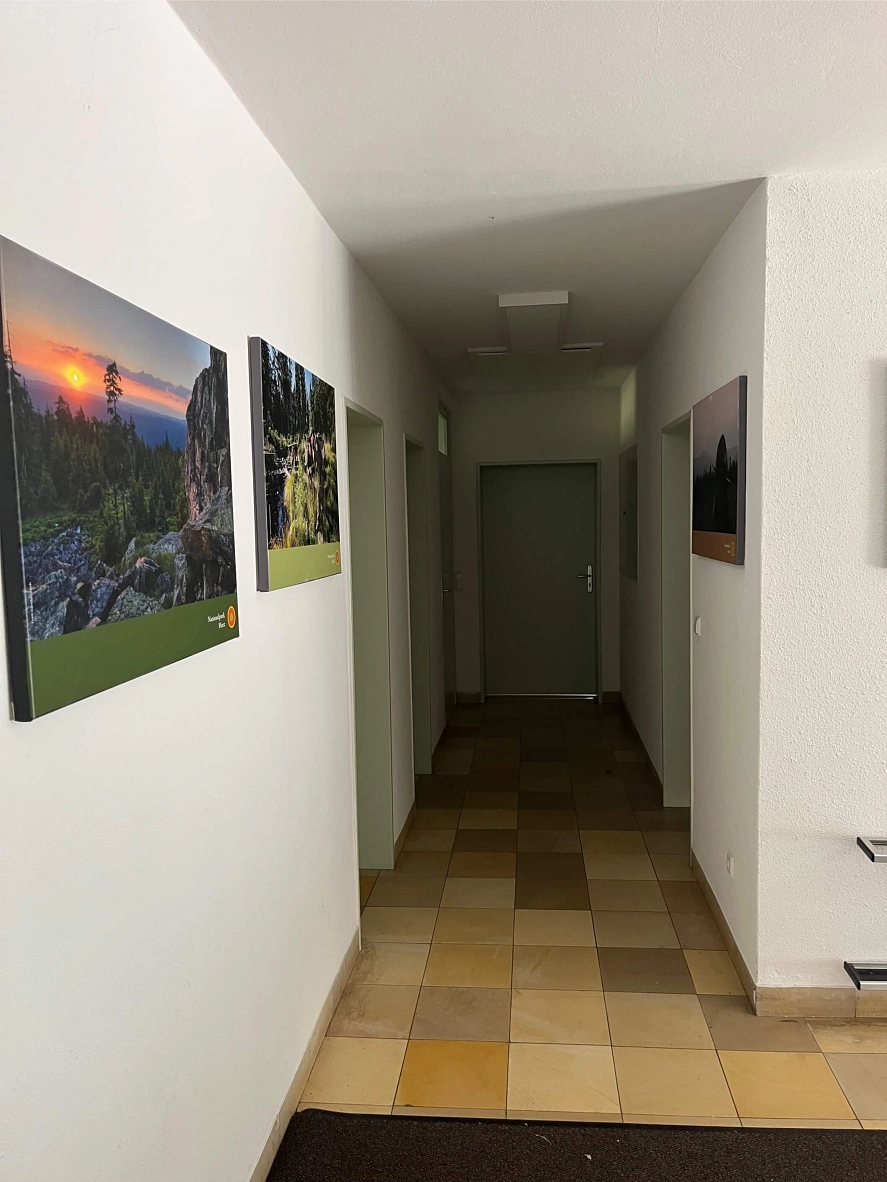 Die Tür auf der rechten Seite führt in die angrenzende Küche. Die Tür auf der linken Seite zu den Toiletten.&nbsp;&copy;&nbsp;Stadt Herzberg am Harz