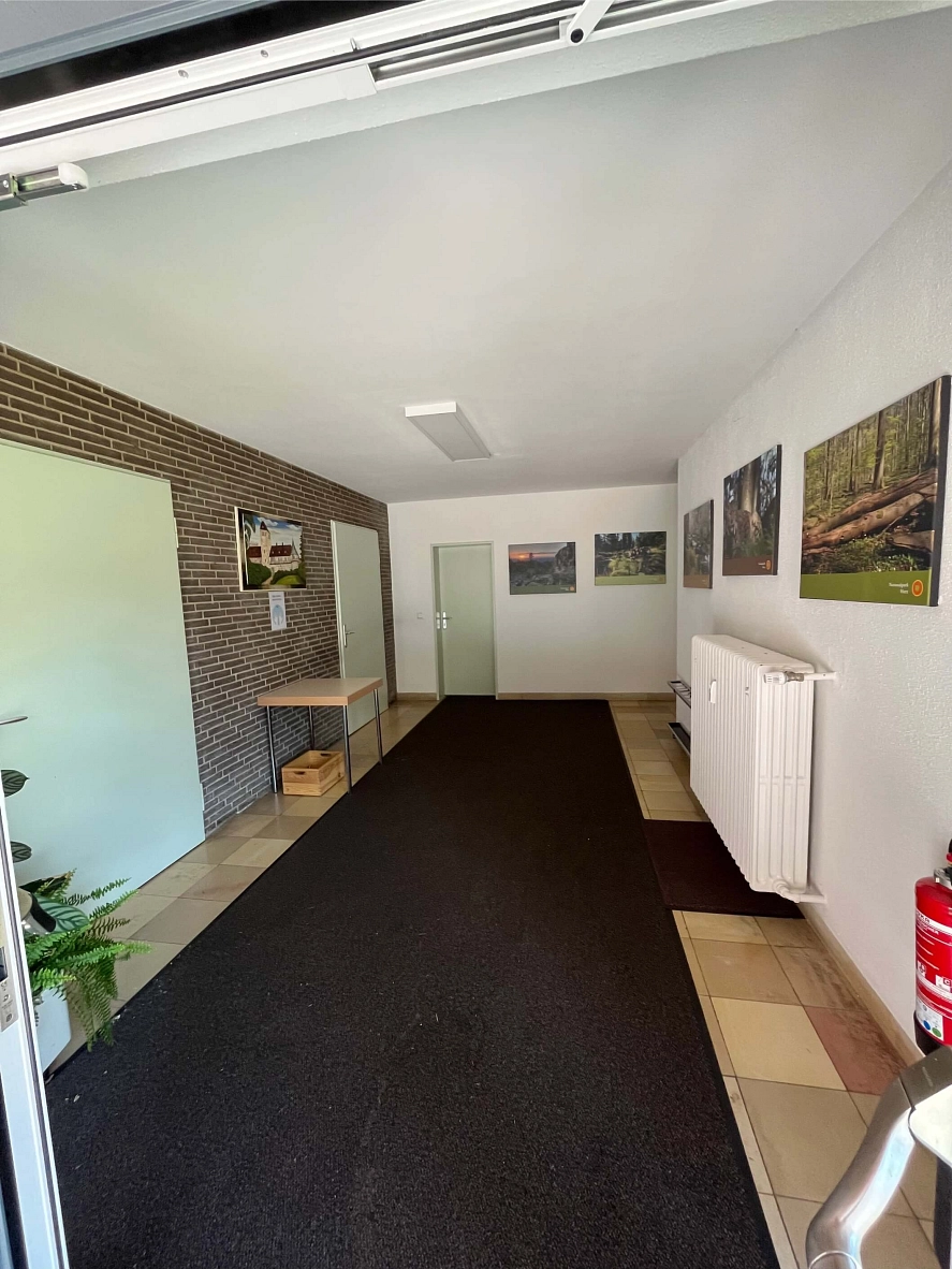 Der Flur des DGH Lonau, die erste Tür auf der linken Seite führt zum kleinen Saal, die zweite Tür in den großen Saal. Die Tür gerade aus führt zum Thekenbereich des großen Saals.&nbsp;&copy;&nbsp;Stadt Herzberg am Harz
