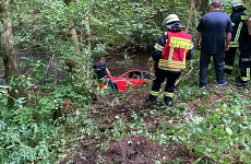 Foto01 - Am Sonntag wurde die Feuerwehren aus Sieber und Herzberg zusammen mit dem Rettungsdienst und der Polizei gegen 15:15 Uhr zu einem Verkehrsunfall auf die L521 zwischen den beiden Orten gerufen Am Sonntag wurde die Feuerwehren aus Sieber und Herzberg zusammen mit dem Rettungsdienst und der Polizei gegen 15:15 Uhr zu einem Verkehrsunfall auf die L521 zwischen den beiden Orten gerufen