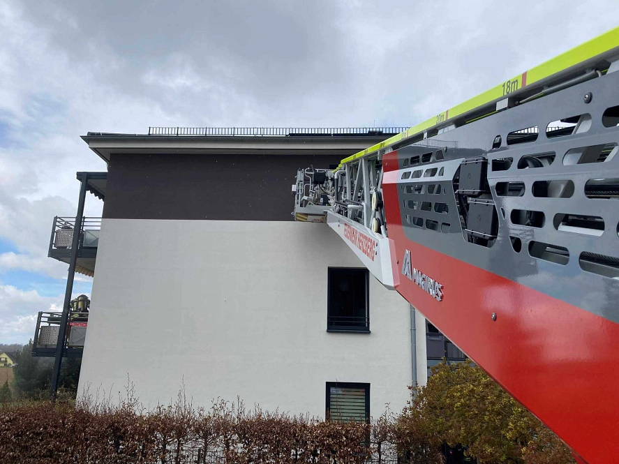Foto 01 Dramatischer Brandeinsatz in Herzberg - Zwei Personen über Drehleiter gerettet Dramatischer Brandeinsatz in Herzberg - Zwei Personen über Drehleiter gerettet © Volker Carl, Feuerwehr Herzberg