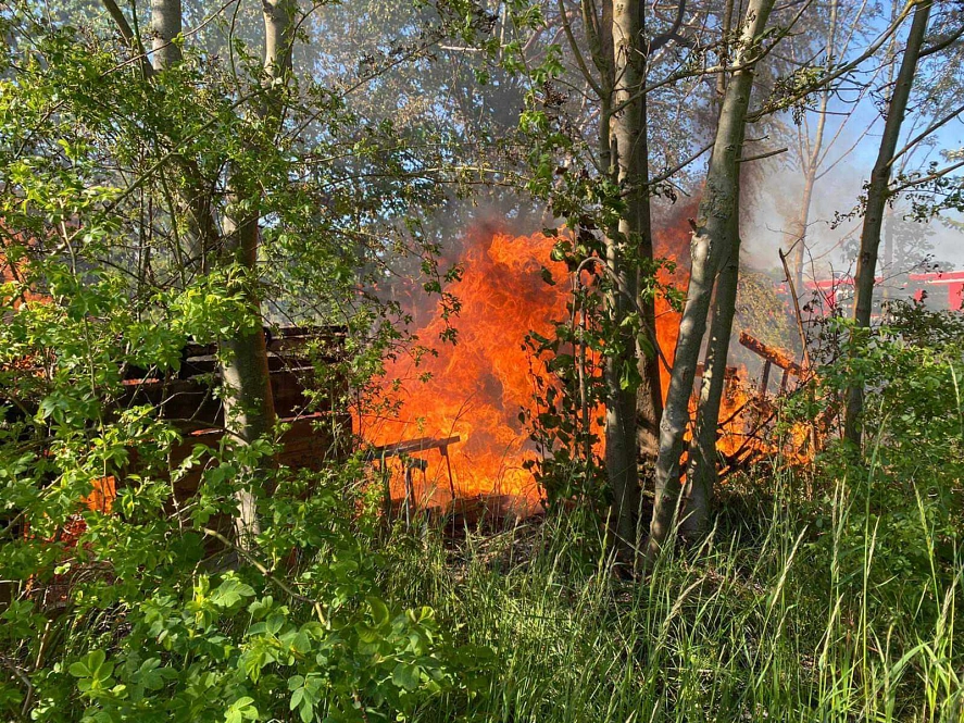 30.05.2021 Feuerwehr Herzberg – Presseinformation Brand einer Gartenlaube am Herzberger Bahnhof unter einer Hochspannungsleitung&nbsp;&copy;&nbsp;Florian Becker
