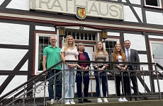 Foto v.l.: Ausbildungsleiter Thomas Asche, Auszubildende Emilie Ganzer, Personalratsvorsitzende Klaudia Abraham, Anwärterin Elena Waldmann, Auszubildende Lydia Neugebauer, Bürgermeister Christopher Wagner Foto v.l.: Ausbildungsleiter Thomas Asche, Auszubildende Emilie Ganzer, Personalratsvorsitzende Klaudia Abraham, Anwärterin Elena Waldmann, Auszubildende Lydia Neugebauer, Bürgermeister Christopher Wagner