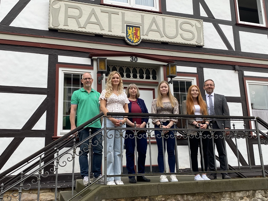 Foto v.l.: Ausbildungsleiter Thomas Asche, Auszubildende Emilie Ganzer, Personalratsvorsitzende Klaudia Abraham, Anwärterin Elena Waldmann, Auszubildende Lydia Neugebauer, Bürgermeister Christopher Wagner Foto v.l.: Ausbildungsleiter Thomas Asche, Auszubildende Emilie Ganzer, Personalratsvorsitzende Klaudia Abraham, Anwärterin Elena Waldmann, Auszubildende Lydia Neugebauer, Bürgermeister Christopher Wagner © Stadt Herzberg am Harz