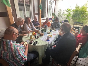 Esperantisten sitzen um einen Tisch und trinken Tee im Esperanto-Kafejo in der Herzberger Fußgängerzone&nbsp;&copy;&nbsp;Deutscher Esperanto-Bund e.V.