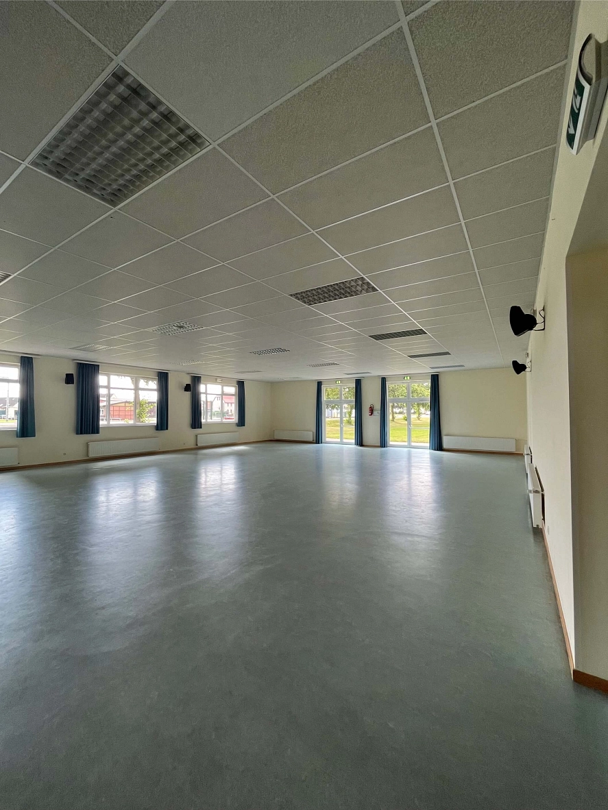 Großer Saal Das Bürgerhaus Pöhlde ist eine Versammlungsstätte im Sinne der Niedersächsischen Versammlungsstättenverordnung (NVStättVO) und bietet mit seinem 307 m² großen Veranstaltungsraum Platz für ca. 395 Sitzplätze bei einer reinen Bestuhlung oder 258 Sitzplätze mit Tischen.Durch mobile Trennwände ist es möglich die Veranstaltungsfläche auf 191 m² zu teilen. © Stadt Herzberg am Harz
