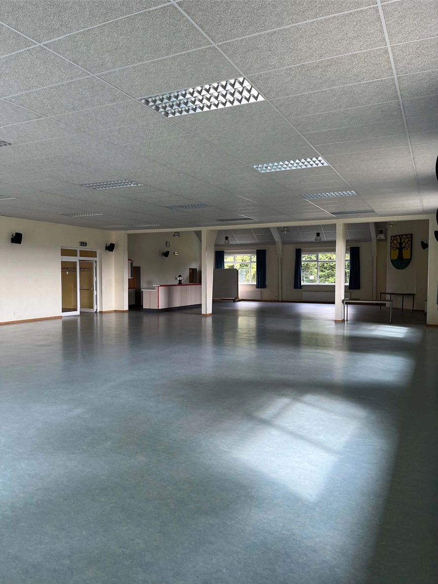 Großer Saal mit Theke Das Bürgerhaus Pöhlde ist eine Versammlungsstätte im Sinne der Niedersächsischen Versammlungsstättenverordnung (NVStättVO) und bietet mit seinem 307 m² großen Veranstaltungsraum Platz für ca. 395 Sitzplätze bei einer reinen Bestuhlung oder 258 Sitzplätze mit Tischen. Durch mobile Trennwände ist es möglich die Veranstaltungsfläche auf 116 m² und 191 m² zu teilen. © Stadt Herzberg am Harz