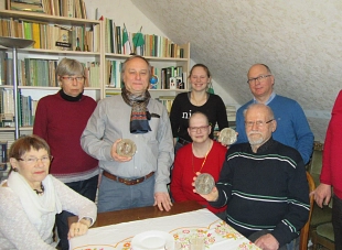 Gruppenfoto mit den drei Geehrten&nbsp;&copy;&nbsp;http://esperanto-urbo.de (multlingva)
Esperanto-instruado, biblioteko, muzeo je via servo:
Germana Esperanto-Centro/Interkultura Centro Herzberg
D-37412 Herzberg/Harz - la Esperanto-urbo
Grubenhagenstr. 6, Tel: +49/(0)5521-5983
Urbo Herzberg http://www.herzberg.de