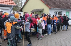 Helfende beim Umwelttag Pöhlde vor dem Start des Müllsammelns