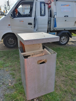 Illegale Abfallentsorgung

Aktuell sind im Gebiet der Stadt Herzberg am Harz vermehrt Abfälle wie Holz, Metalle, Hausmüll oder sogar Sperrmüll in oder an öffentlichen Papierkörben illegal entsorgt worden.

Die Stadt Herzberg am Harz weist daher daraufhin, dass nach der Verordnung zur Aufrechterhaltung der öffentlichen Sicherheit und Ordnung in der Stadt Herzberg am Harz und auch nach der Abfallsatzung für den Altkreis Osterode des Landkreises Göttingen Abfälle ordnungsgemäß zu entsorgen und der öffentlichen Abfallwirtschaft zu überlassen sind&nbsp;&copy;&nbsp;Stadt Herzberg am Harz