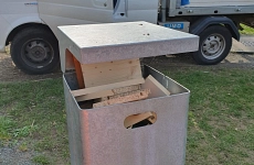 Illegale Abfallentsorgung Illegale Abfallentsorgung
Aktuell sind im Gebiet der Stadt Herzberg am Harz vermehrt Abfälle wie Holz, Metalle, Hausmüll oder sogar Sperrmüll in oder an öffentlichen Papierkörben illegal entsorgt worden.
Die Stadt Herzberg am Harz weist daher daraufhin, dass nach der Verordnung zur Aufrechterhaltung der öffentlichen Sicherheit und Ordnung in der Stadt Herzberg am Harz und auch nach der Abfallsatzung für den Altkreis Osterode des Landkreises Göttingen Abfälle ordnungsgemäß zu entsorgen und der öffentlichen Abfallwirtschaft zu überlassen sind