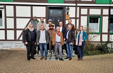 Das Bild zeigt die Teilnehmenden an der Jahreshauptversammlung der Stftung-Esperanto-Stadt Herzberg