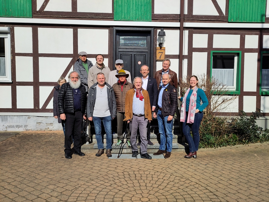 Das Bild zeigt die Teilnehmenden an der Jahreshauptversammlung der Stftung-Esperanto-Stadt Herzberg&nbsp;&copy;&nbsp;Esperantogesellschaft Südharz