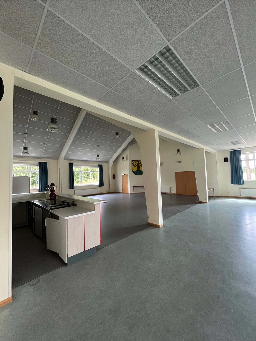 Kleiner Saal mit Thekenbereich Für die Bewirtung stehen eine Theke und die angrenzende Küche zur Verfügung. Die Theke ist mit einer Zapfanlage und dazugehörigem Fasskühlschrank ausgestattet. © Stadt Herzberg am Harz