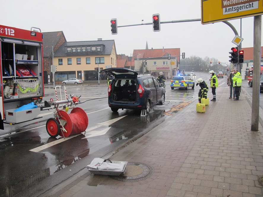 Kreisfeuerwehrverband Osterode am Harz e.V. – Presseinformation: PKW Brand verursacht Verkehrsbehinderung in Herzberg Kreisfeuerwehrverband Osterode am Harz e.V. – Presseinformation: PKW Brand verursacht Verkehrsbehinderung in Herzberg © Kreisfeuerwehrverband Osterode am Harz e.V.