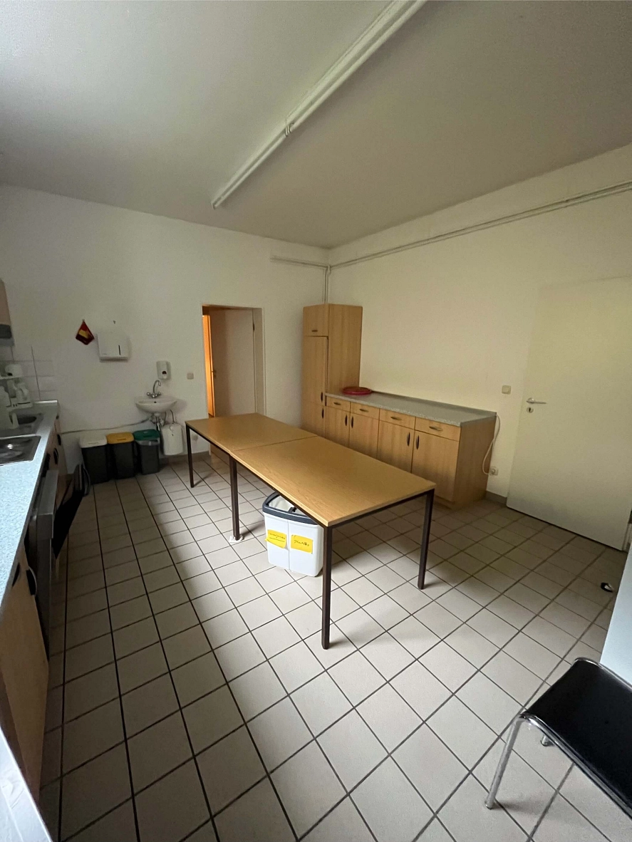 Küche Die Küche bietet mit einer Geschirrspülmaschine und dazugehörigem Geschirr nahezu eine Vollausstattung zur Bewirtung. © Stadt Herzberg am Harz