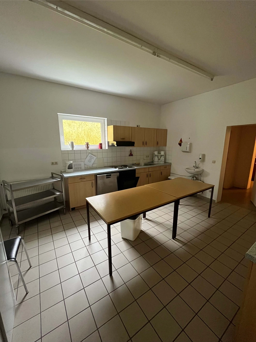 Küche Die Küche bietet mit einer Geschirrspülmaschine und dazugehörigem Geschirr nahezu eine Vollausstattung zur Bewirtung. © Stadt Herzberg am Harz