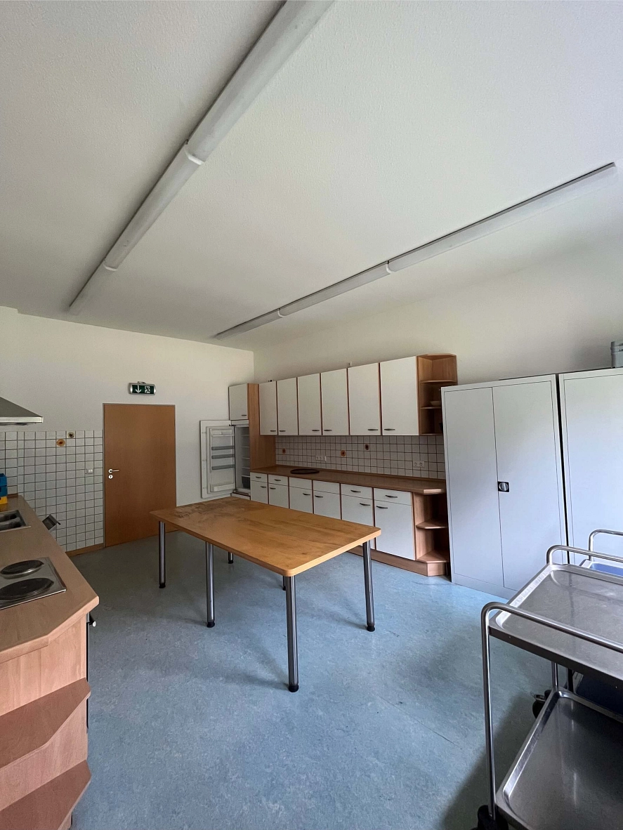 Küche Die Küche bietet mit einer Industriegeschirrspülmaschine und dazugehörigem Geschirr nahezu eine Vollausstattung zur Bewirtung. © Stadt Herzberg am Harz