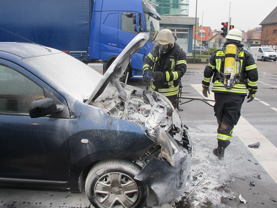 PKW Brand verursacht Verkehrsbehinderung in Herzberg PKW Brand verursacht Verkehrsbehinderung in Herzberg © Kreisfeuerwehrverband Osterode am Harz e.V. – Presseinformation