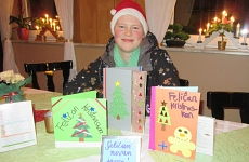Michaela Stegmaier (Vorsitzende der Deutschen Esperanto-Jugend) aus Herzberg mit Weihnachtskarten (die sie mit Jugendlichen selbst gestaltet haben) und u.a. für die Partnerstadt Góra bestimmt sind