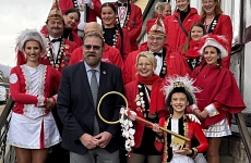 Pöhlder Carneval Club übernimmt Rathaus Punkt 11 Uhr 11 war es wieder so weit: Der Pöhlder Carneval Club (PCC) hat traditionell die Macht im Herzberger Rathaus übernommen und damit offiziell die fünfte Jahreszeit eingeläutet.
