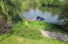 Pressemeldung Feuerwehr Herzberg: PKW landet nach Unfall im Juessee 01 Die Fahrerin eines PKW hatte auf der Juesholzstraße die Kontrolle über Ihren PKW verloren und war nach links von der Fahrbahn abgekommen. Nachdem ihr Auto die Böschung zum „kleinen“ Juessee herabgestürzt und mit einer Parkbank kollidierte war kam das Fahr