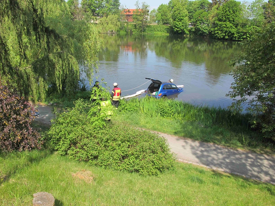 Pressemeldung Feuerwehr Herzberg: PKW landet nach Unfall im Juessee 01 Die Fahrerin eines PKW hatte auf der Juesholzstraße die Kontrolle über Ihren PKW verloren und war nach links von der Fahrbahn abgekommen. Nachdem ihr Auto die Böschung zum „kleinen“ Juessee herabgestürzt und mit einer Parkbank kollidierte war kam das Fahr © Uwe Bock, Feuerwehr Herzberg