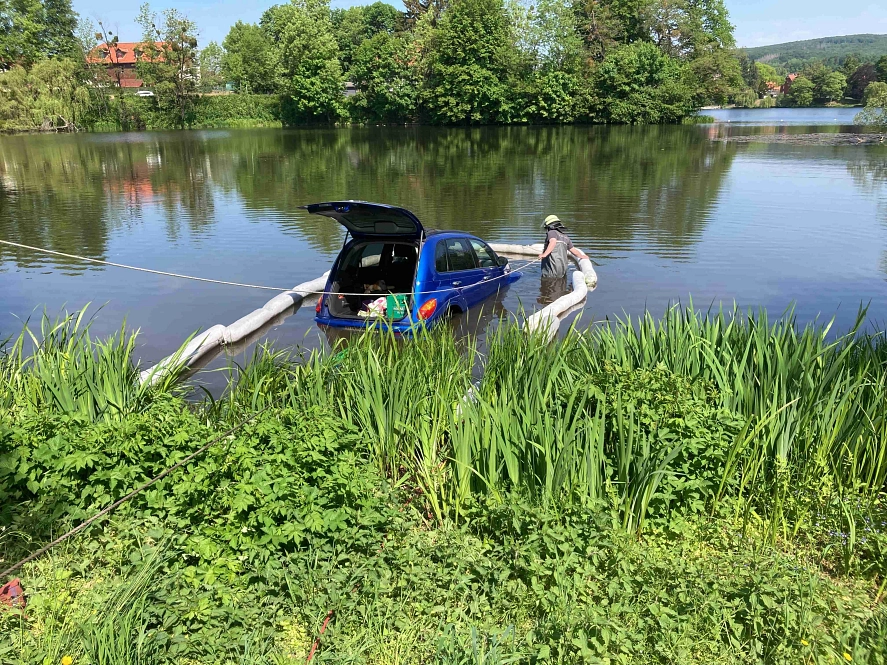 Pressemeldung Feuerwehr Herzberg: PKW landet nach Unfall im Juessee 03 Das Unfallfahrzeug wurde durch die Feuerwehr mit Hilfe eines Seilzuges gegen ein weiteres Abrutschen in den See gesichert. Um eine Ausbreitung von Betriebsstoffen auf dem Wasser zu verhindern wurde eine Ölsperre um das Fahrzeug gelegt. Das Unfallauto wurd © Uwe Bock