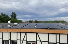 Auf vielen Dächern wie hier seit neuestem auf dem Rathaus sind bereits Solaranlagen installiert. Die Stadt will den Ausbau auf Ein- und Zweifamilienhäusern durch ehrenamtliche Information fördern.