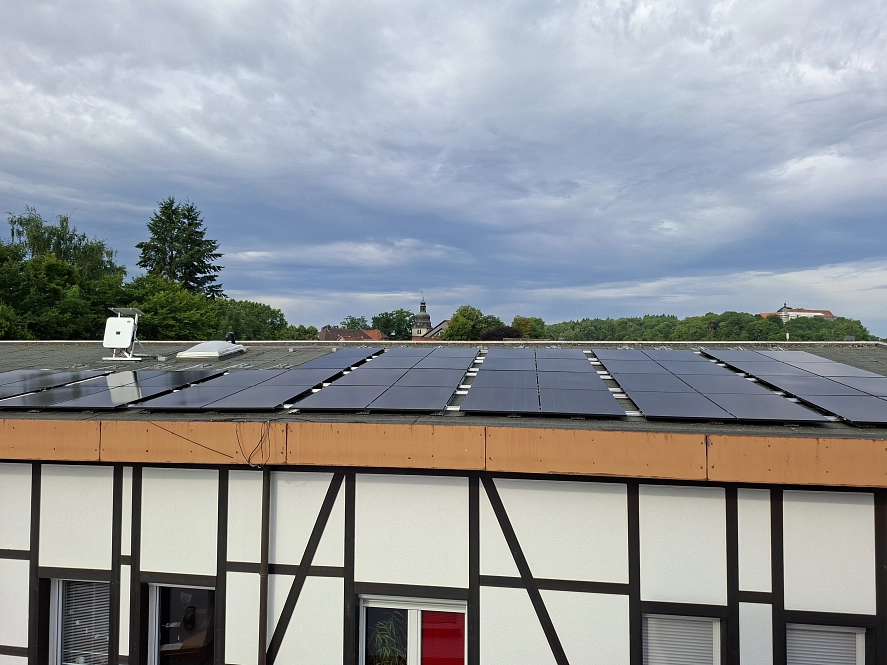 Auf vielen Dächern wie hier seit neuestem auf dem Rathaus sind bereits Solaranlagen installiert. Die Stadt will den Ausbau auf Ein- und Zweifamilienhäusern durch ehrenamtliche Information fördern.