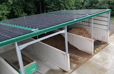 PV-Anlage auf neuer Klärschlammlagerhalle Zu sehen ist die PV-Anlage auf der neuen Klärschlammlagerhalle am städtischen Klärwerk