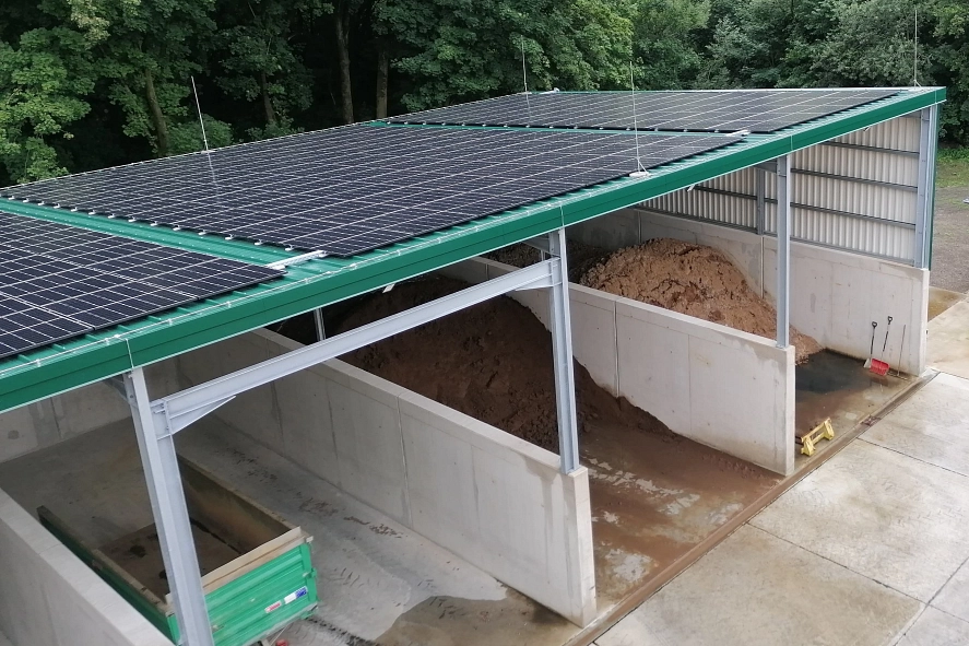 PV-Anlage auf neuer Klärschlammlagerhalle Zu sehen ist die PV-Anlage auf der neuen Klärschlammlagerhalle am städtischen Klärwerk © Stadt Herzberg am Harz
