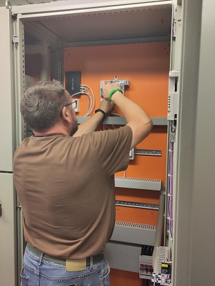 Reiner Gropengießer Fa. Rhotec nimmt die Anlage in Betrieb Reiner Gropengießer der Fa. Rhotec schließt das letzte Kabel an und nimmt die Anlage in Betrieb © Stadt Herzberg am Harz