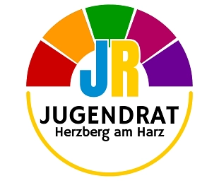 Kreisförmiges, farbenfrohes Logo. Im oberen Halbkreis sind fünf bunte Segmente: von links nach rechts in dunkelrot, orange, grün, pink und violett. Diese sollen an Grafiken eines Parlaments erinnern. In der Mitte steht groß und zweifarbig „JR”: Das „J“ ist blau, das „R“ ist gelb. Unter den Buchstaben steht in schwarzer Schrift „JUGENDRAT“ und darunter kleiner „Herzberg am Harz“. Ein halber gelber Kreis umschließt das Logo unten.&nbsp;&copy;&nbsp;Stadt Herzberg am Harz