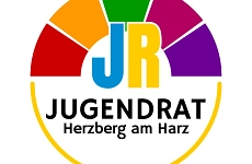 RICHTIGES LOGOdes Jugendrates der Stadt Herzberg am Harz Kreisförmiges, farbenfrohes Logo. Im oberen Halbkreis sind fünf bunte Segmente: von links nach rechts in dunkelrot, orange, grün, pink und violett. Diese sollen an Grafiken eines Parlaments erinnern. In der Mitte steht groß und zweifarbig „JR”: Das „J“ ist blau, das „R“ ist gelb. Unter den Buchstaben steht in schwarzer Schrift „JUGENDRAT“ und darunter kleiner „Herzberg am Harz“. Ein halber gelber Kreis umschließt das Logo unten.